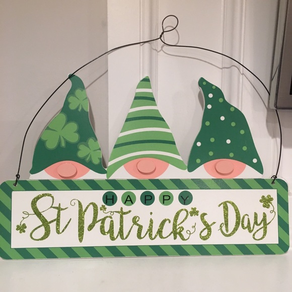 Super cute St Patrick’s Day Gnome sign! ☘️❤️💚 - Picture 3 of 3